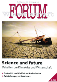 Cover der Zeitschrift Forum Wissenschaft Heft 3/20 mit dem Titel Science and future - Debatten um Klimakrise und Wissenschaft. Auf dem Bild dazu ist ein verrostets Schiff auf einem vertrocknetem Boden abgebildet.