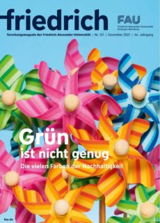 Die Abbildung zeigt die Coverseite des Friedrich. Das Forschungsmagazin der FAU vom Dezember 2021 steht unter dem Motto: Grün ist nicht genug - Die vielen Farben der Nachhaltigkeit. Hinter der weißen Schrift des Mottos, sind Mottos sind viele bunte Spielzeugwindräder abgebildet, die vor einem blauen Hintergrund abgebildet sind.