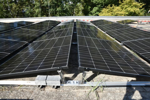 Seitenansicht der Ost-Westaufständerung für PV Module. Foto FAU/Mijat