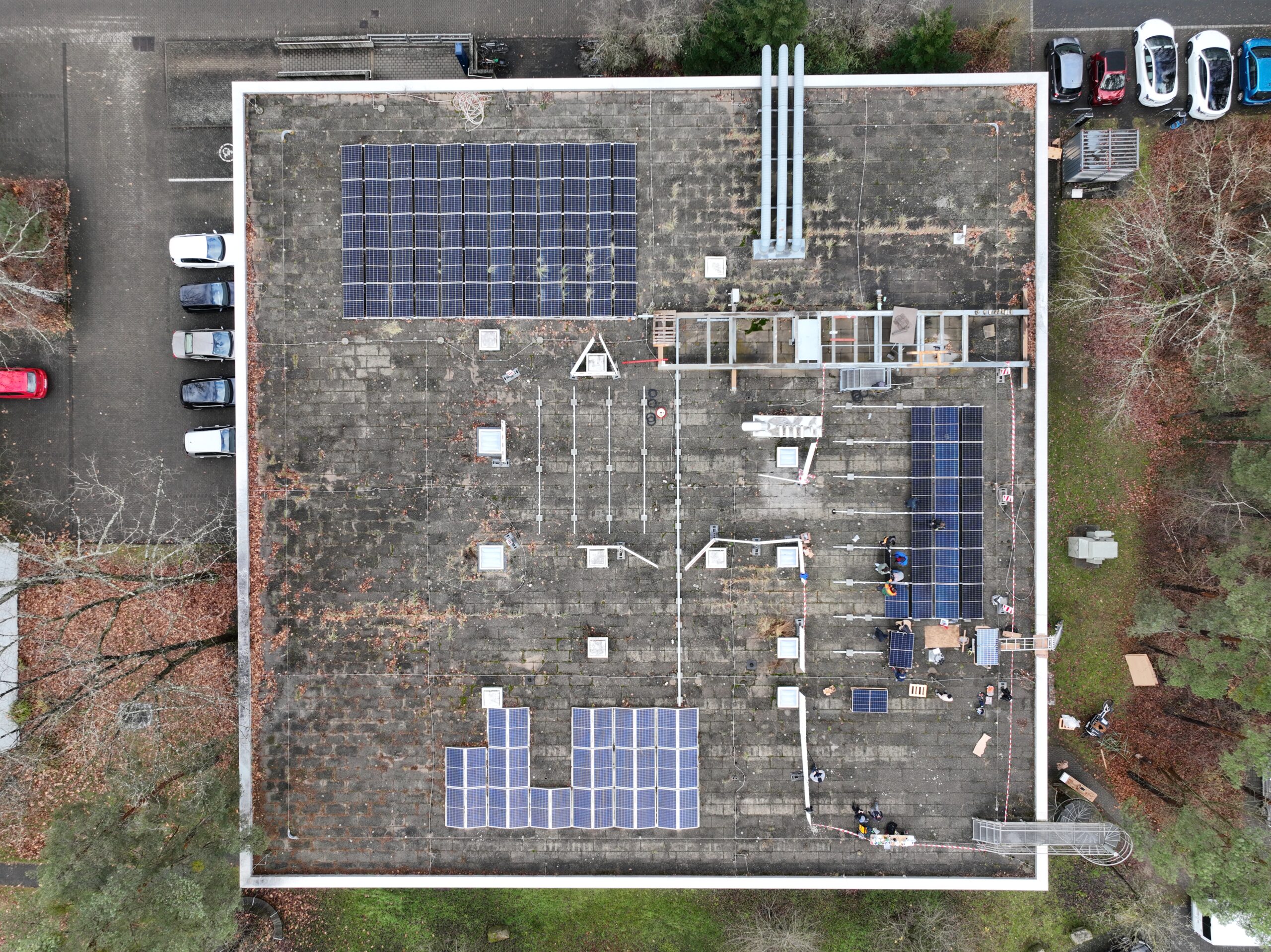 PV-Bau 3.12.2024 (Laserphysik) - Drohnenaufnahme vom Dach. Während der Bauphase der Anlage.