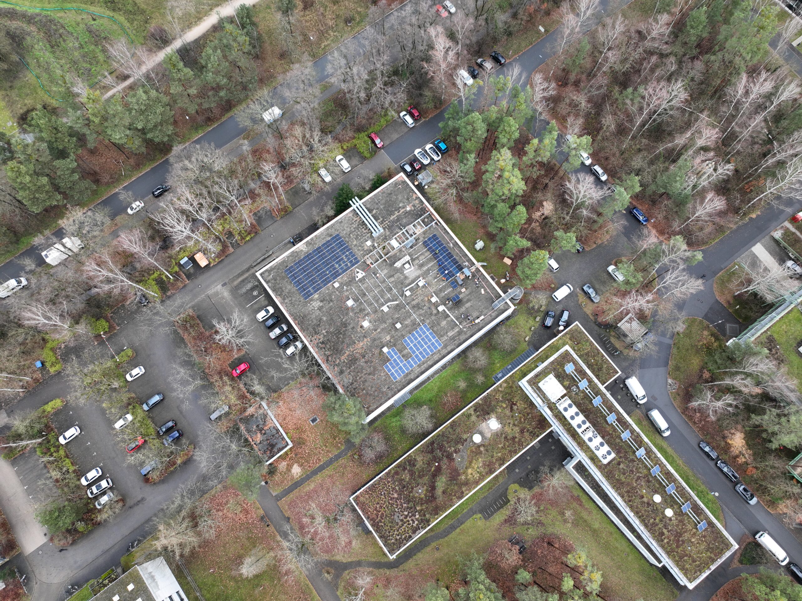 PV-Bau 3.12.2024 (Laserphysik) - Drohnenaufnahme vom Dach. Während der Bauphase der Anlage.