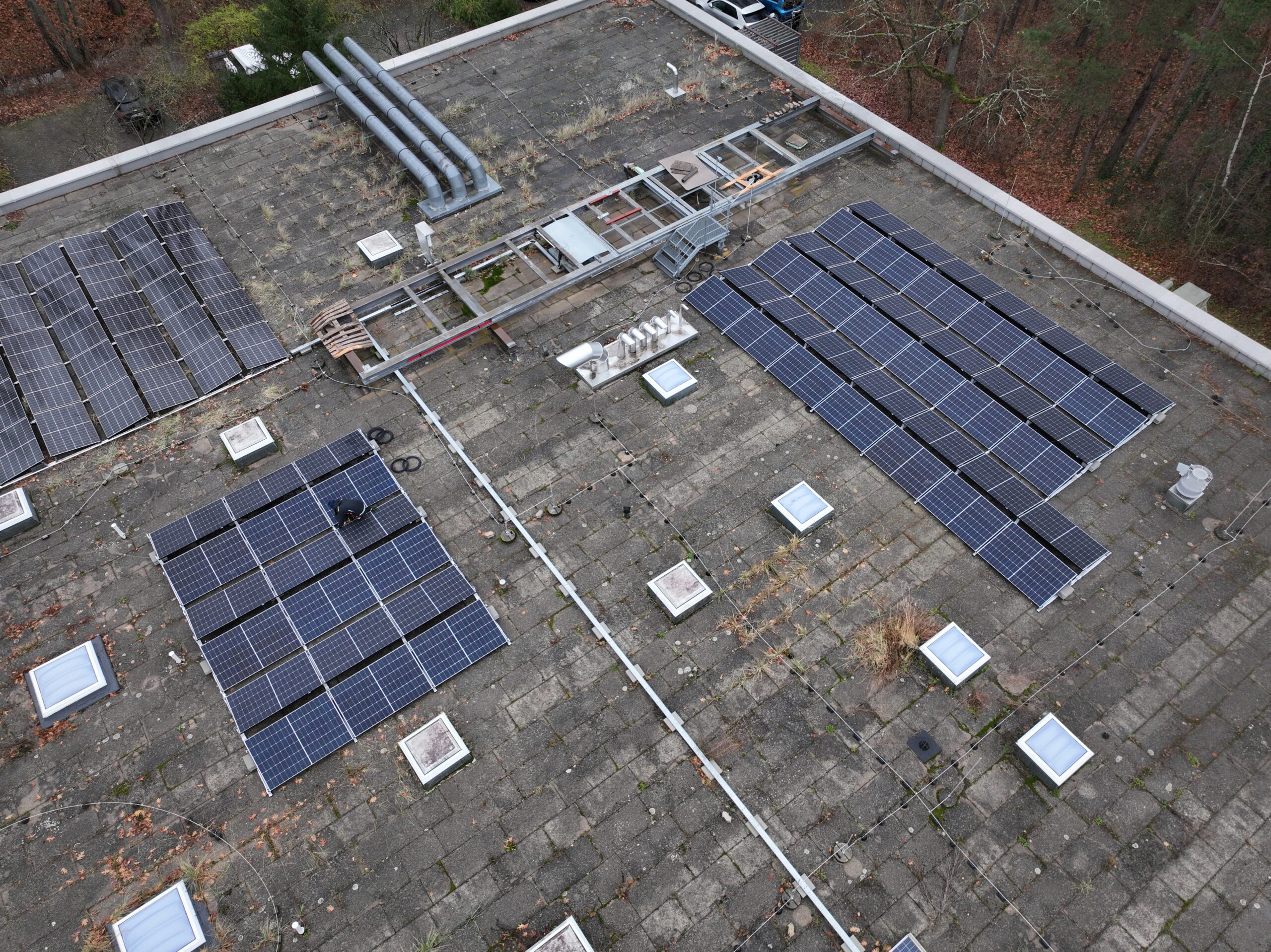 PV-Bau 3.12.2024 (Laserphysik) - Drohnenaufnahme vom Dach. Nach Fertigstellung der Anlage.