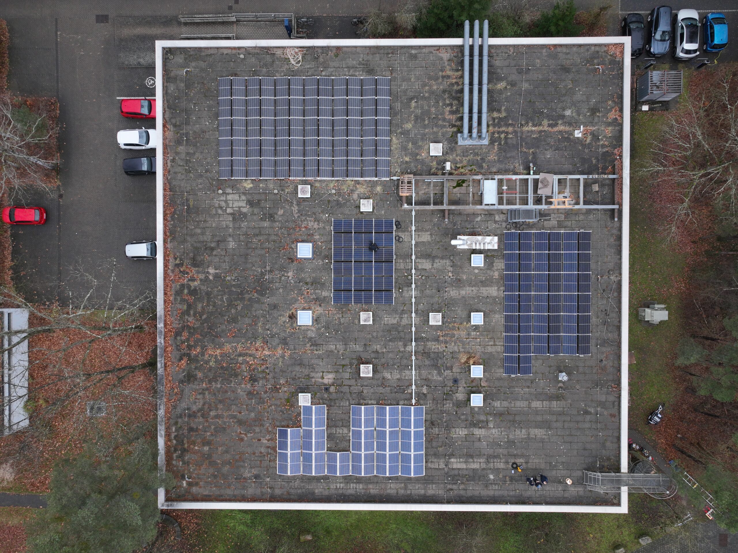 PV-Bau 3.12.2024 (Laserphysik) - Drohnenaufnahme vom Dach. Nach Fertigstellung der Anlage.