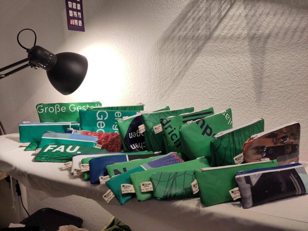 Auf dem Foto sind die genähten Taschen aus alten FAU-Rollups zu sehen.