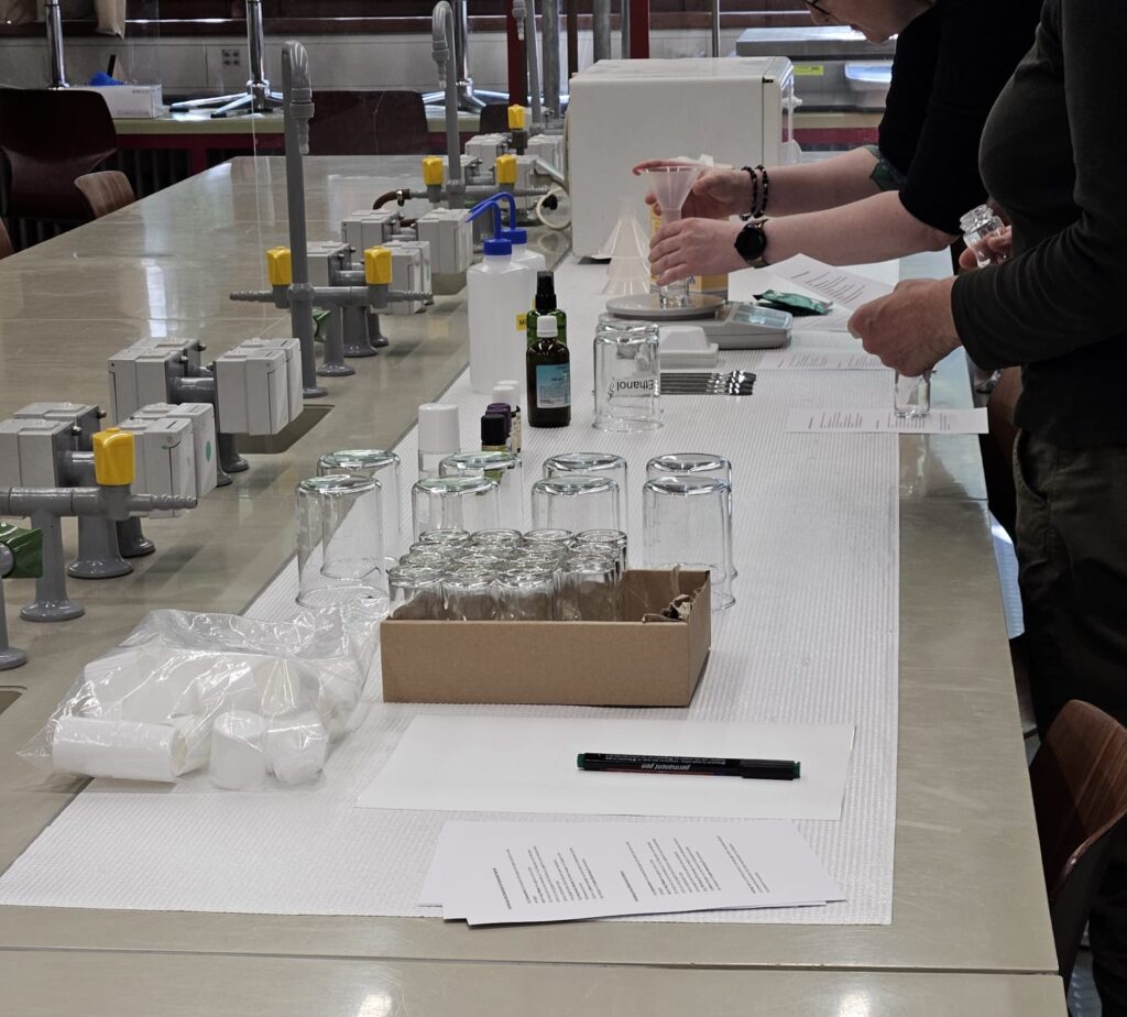 Das Foto zeigt eine Laborbank mit den notwendigen Materialien für den Arzeni-Workshop.