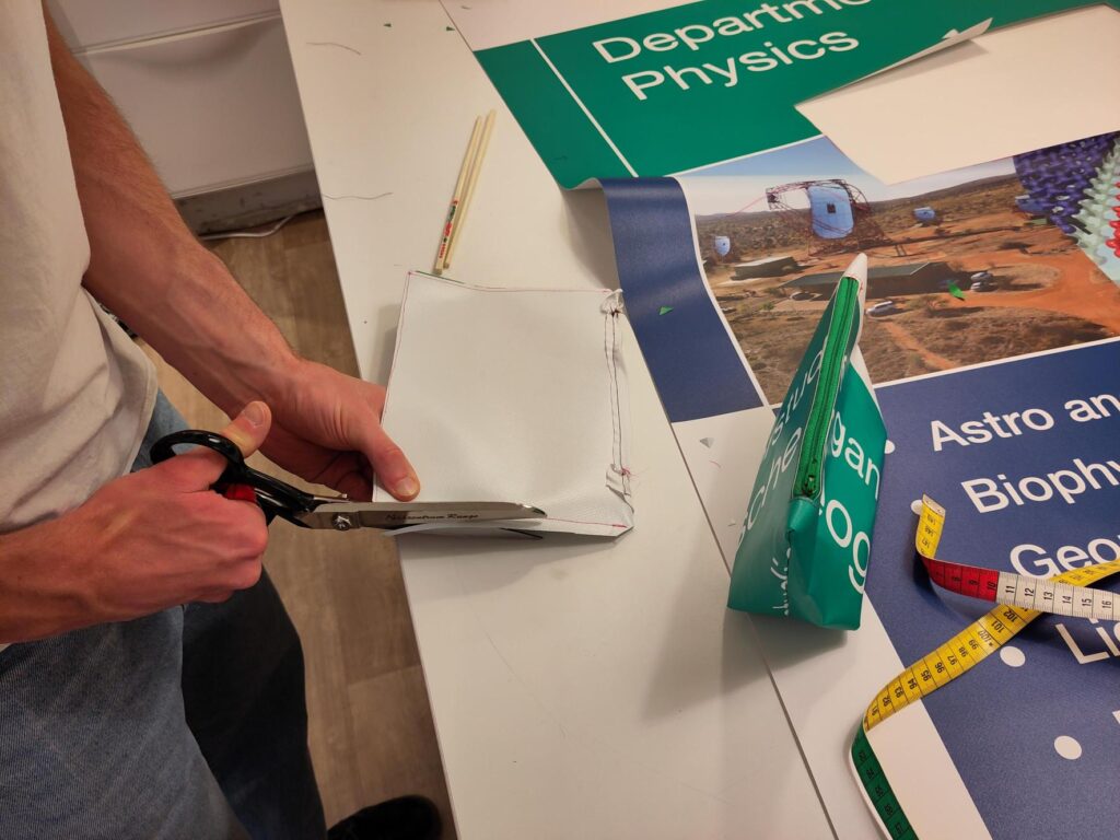 Auf dem Foto wird gerade eine Tasche zurechtgeschnitten für den Upcycling-Workshop.