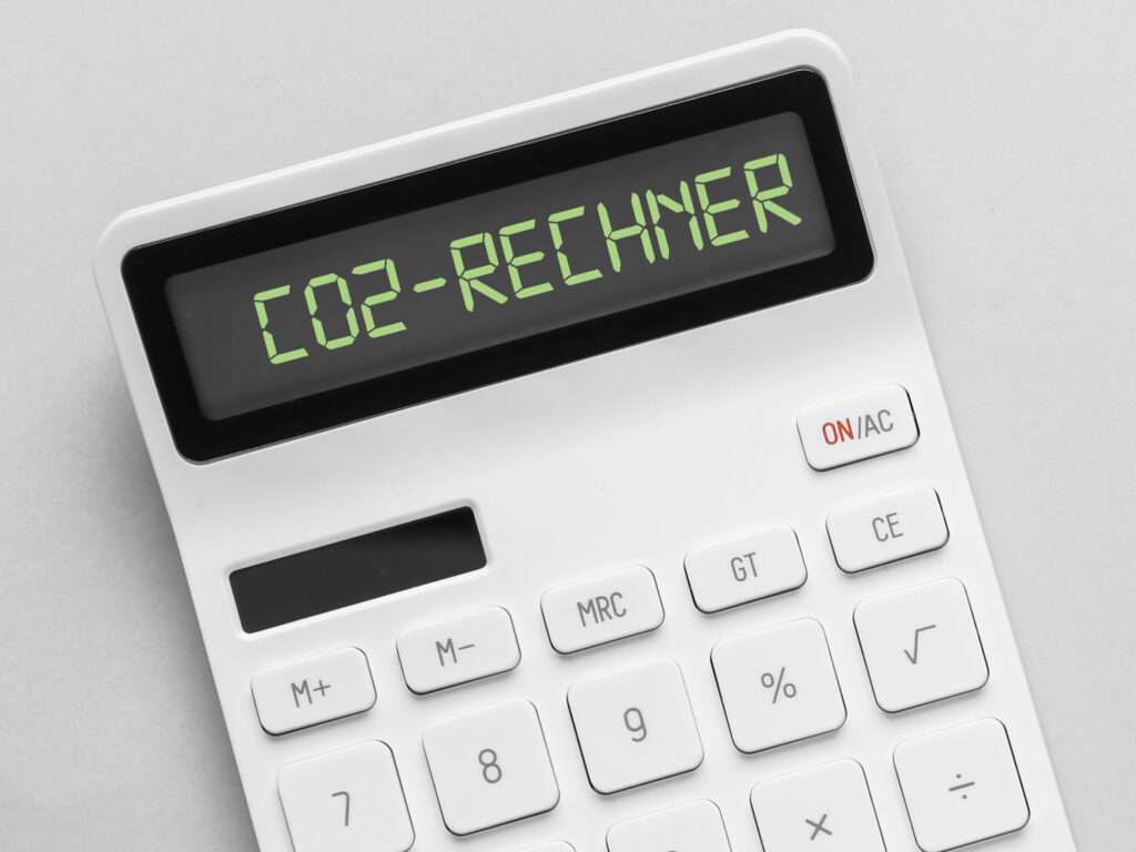 Ein weißer Taschenrechner, auf dem im Anzeigefeld "CO2-Rechner" steht