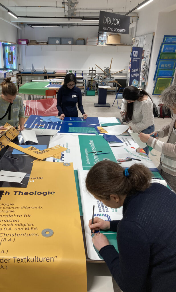 Ausschneiden der Roll-Ups. 5 Teilnehmerinnen sind sichtbar