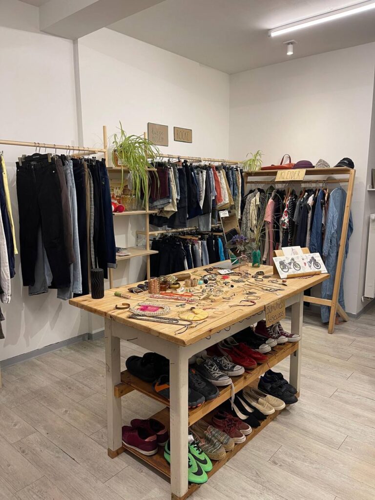 Das Foto zeigt einen Raum aus dem Umsonstladen Erlangen.