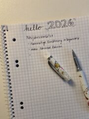 Notizblock mit Neujahrsvorsätzen notiert